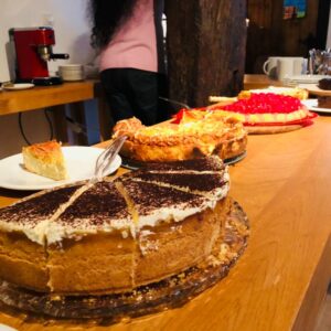 Ein langer Tisch mit mehreren hausgemachten Kuchen