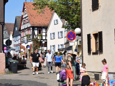 Kinder vorneweg beim Eulenfest