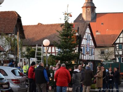 Vereine schmücken den Weihnachtsbaum